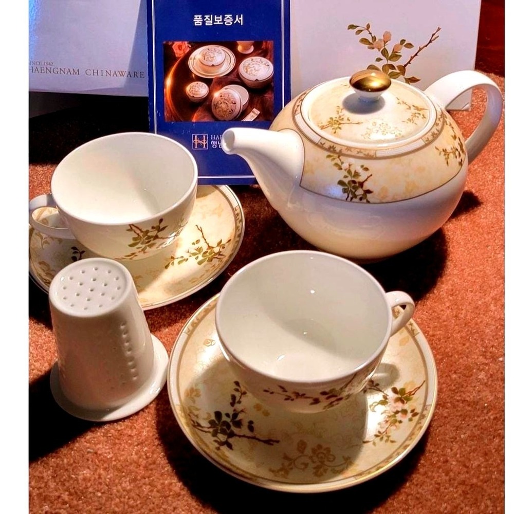 NIB Haengnam Chinaware Bone China Tea Set Floral Design Teapot Cups Saucers